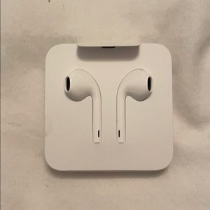 New Wired Apple EarPods with Lightening Connector